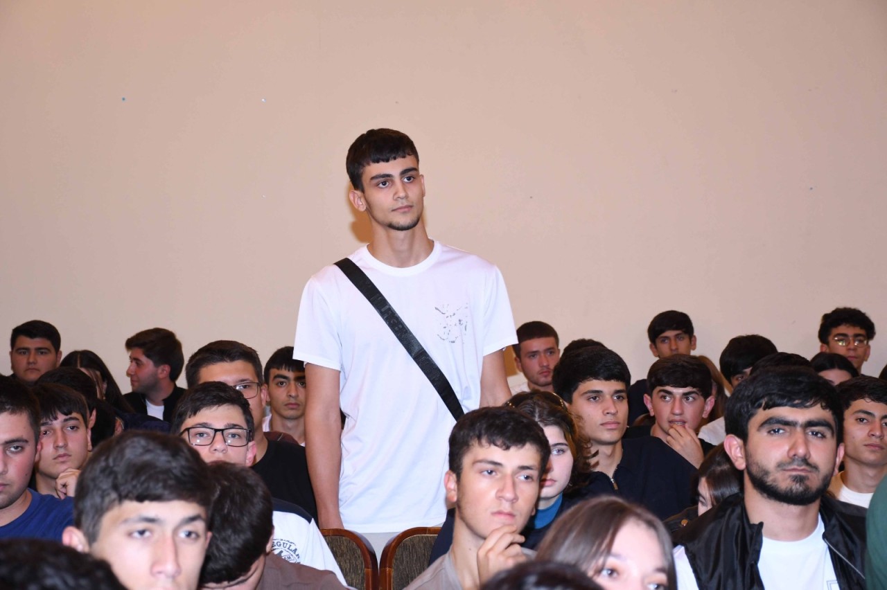 ADAU-nun rektoru I kurs tələbələrinin fikir və təkliflərini dinləyib - FOTOLAR